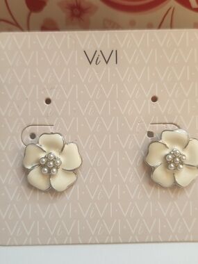 NWT ViVI Floral Five Petal Enamel & Pearl Cluster Cream/White Stud Earrings